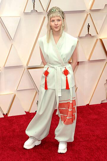 Flop: Es könnte so gelaufen sein. Aurora war mitten im Judotraining, als ihre Managerin anrief: «Die Oscars! Wo bleibst du?» Zeit zum Umziehen bleibt da natürlich nicht. Ein paar rote Quasten an den Gürtel geheftet. Fertig.
