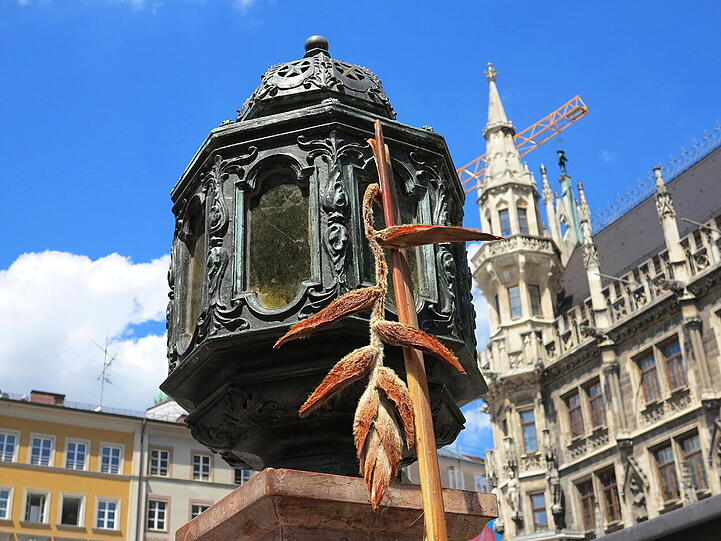 Ich ärgere mich des öfteren, dass Vandalen Blumenkästen unter der Mariensäule als Müllkippe missbrauchen oder die Blumen beschädigen. Nun war jemand besonders kreativ und eine welke exotische Blume rein gesteckt.Es wirkt fast wie Ikebana, ein Profifilmer hat aber kein Auge dafür...