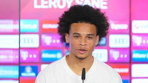 Leroy Sané bei seiner Vorstellungspressekonferenz an der Säbener Straße.