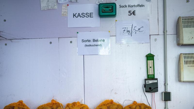 Kartoffeln stehen in einen Verkaufsstand bei einem Landwirt auf dessen Hof. Kartoffeln stehen in einen Verkaufsstand bei einem Landwirt auf dessen Hof.