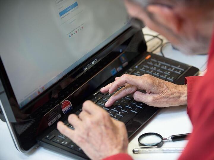 Ein Mitglied des Senioren Computer Clubs SCC surft im Netz. Viele Ältere fühlen sich nicht sehr sicher im Umgang mit dem Internet.