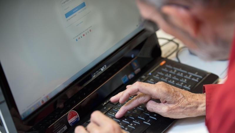 Ein Mitglied des Senioren Computer Clubs SCC surft im Netz. Viele Ältere fühlen sich nicht sehr sicher im Umgang mit dem Internet. Ein Mitglied des Senioren Computer Clubs SCC surft im Netz. Viele Ältere fühlen sich nicht sehr sicher im Umgang mit dem Internet.