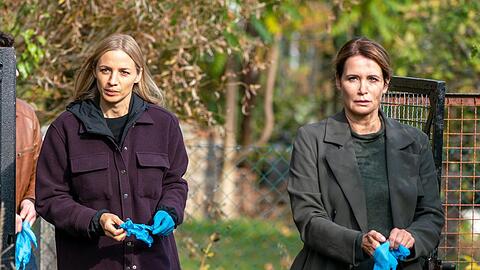 "Das Quartett - Dunkle Helden": Pia Walther (Annika Blendl, l.) und Maike Riem (Anja Kling) sind auf dem Weg zum Tatort.