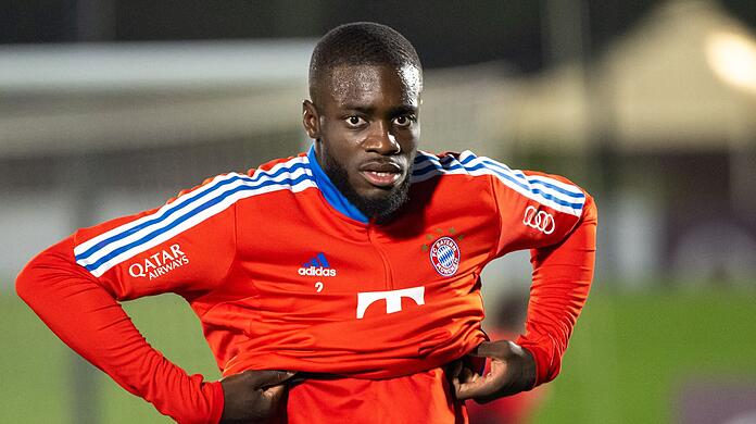 Dayot Upamecano vom FC Bayern München während einer Übungseinheit am frühen Abend im Aspira-Sportpark.