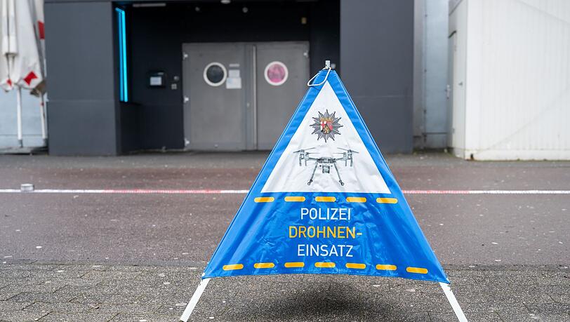Der Tatort vor der Diskothek in Trier wird mit einer Drohne und einer Spezialkamera untersucht.