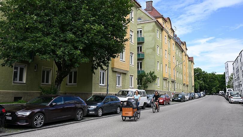 Bleiben sie oder werden sie doch noch abgerissen? Die grünen Häuser der historischen Wohnanlage in der Zechstraße. Sie haben kleine Balkone und Gauben.