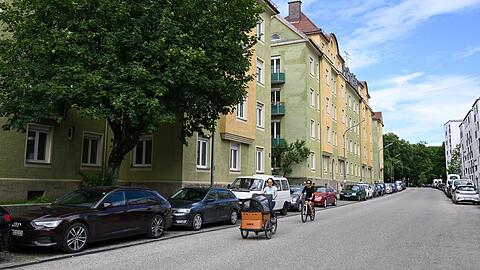 Bleiben sie oder werden sie doch noch abgerissen? Die grünen Häuser der historischen Wohnanlage in der Zechstraße. Sie haben kleine Balkone und Gauben.