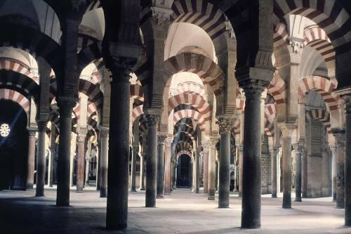 Wahrzeichen: 860 Marmorsäulen schmücken die Moschee und Kathedrale Mezquita.