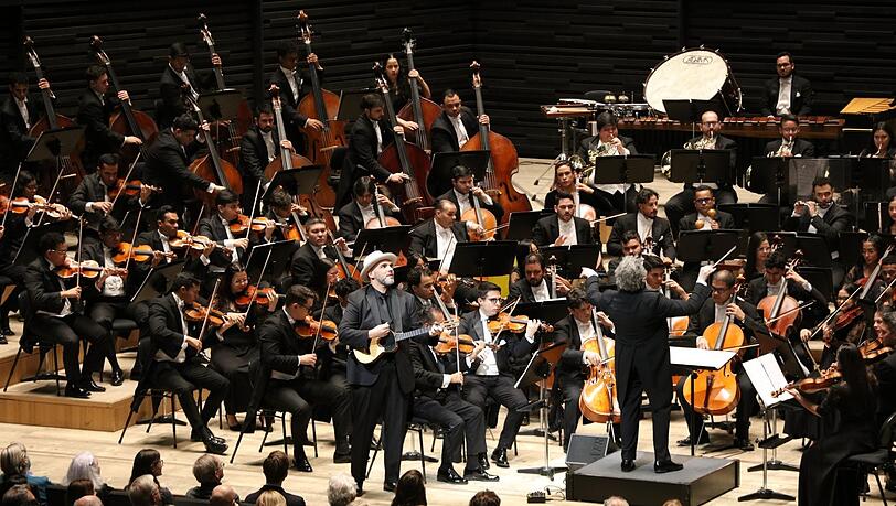 Jorge Glem und das Simón Bolivar Symphony Orchestra of Venezuela unter Gustavo Dudamel in der Isarphilharmonie. Jorge Glem und das Simón Bolivar Symphony Orchestra of Venezuela unter Gustavo Dudamel in der Isarphilharmonie.