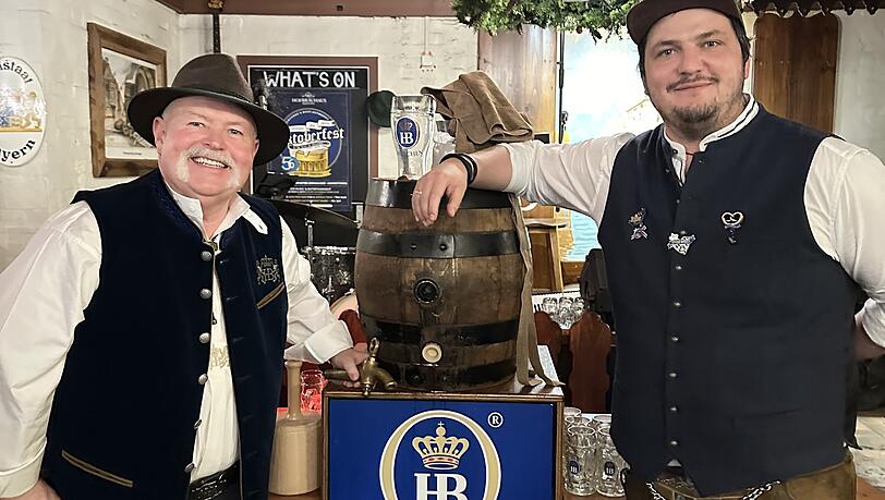 Im Hofbr&auml;uhaus von Melbourne traf die AZ auf Brand Manager Philipp Hockenberger (re.). Hier posiert er zum Fassanstich mit Brenton Quirini (li.), dem australischen Importeur f&uuml;r Hofbr&auml;u.
