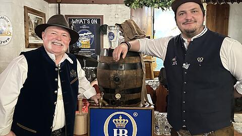 Im Hofbr&auml;uhaus von Melbourne traf die AZ auf Brand Manager Philipp Hockenberger (re.). Hier posiert er zum Fassanstich mit Brenton Quirini (li.), dem australischen Importeur f&uuml;r Hofbr&auml;u.