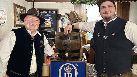 Im Hofbr&auml;uhaus von Melbourne traf die AZ auf Brand Manager Philipp Hockenberger (re.). Hier posiert er zum Fassanstich mit Brenton Quirini (li.), dem australischen Importeur f&uuml;r Hofbr&auml;u.