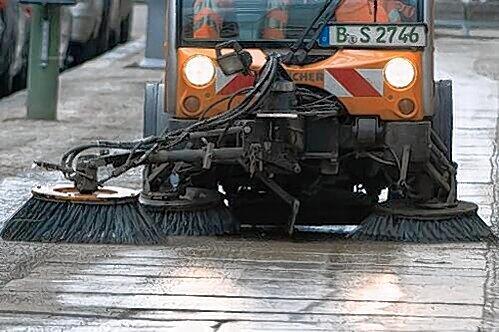 Kehraus:  Wie hier in Berlin wird auch auf Münchens Straßen, Plätzen und Wegen der Frühjahrsputz angegangen.