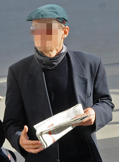 Christian Klar (M), das ehemalige Mitglied der terroristischen Vereinigung Rote Armee Fraktion (RAF) betritt als Zeuge im Prozess gegen die Angeklagte Verena Becker am Donnerstag das Landgericht in Stuttgart.