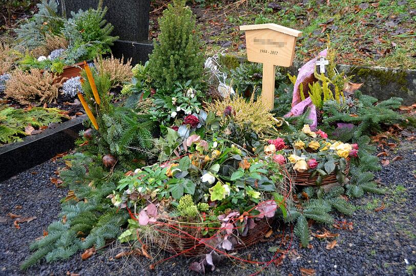 Das von Blumen überhäufte Grab von Britta N. in ihrem Heimatdorf Maßbach (Kreis Bad Kissingen).