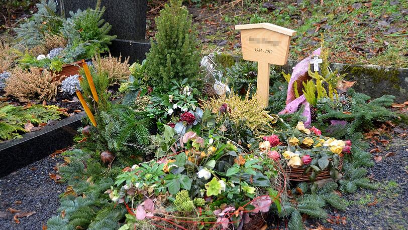 Das von Blumen überhäufte Grab von Britta N. in ihrem Heimatdorf Maßbach (Kreis Bad Kissingen). Das von Blumen überhäufte Grab von Britta N. in ihrem Heimatdorf Maßbach (Kreis Bad Kissingen).