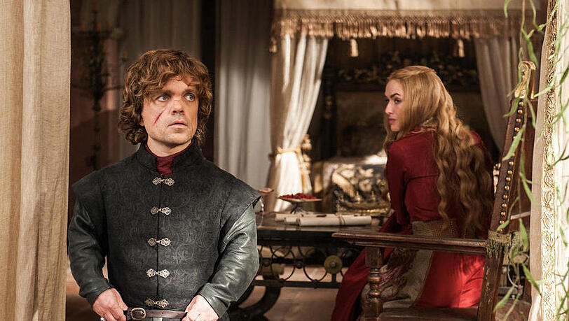 Peter Dinklage als Tyrion Lannister
Zugegeben, der 1969 in New Jersey geborene Mime ist kein unbeschriebenes Blatt in der Film- und Theaterwelt. Bereits 1995 ergatterte er an der Seite von Steve Buscemi (56) eine erste Rolle in der Low-Budget-Produktion "Living in Oblivion" und war erstmals als Hauptdarsteller in dem Indie-Streifen "Station Agent" von 2003 zu sehen.
Dennoch verhalf erst "Game Of Thrones" dem Schauspieler mit Achondroplasie, einer Form des Kleinwuchses, zu weltweitem Ruhm. So war Dinklage nicht nur mit Abstand in den meisten Episoden des Serien-Erfolgs zu sehen, sondern schaffte es dabei auch zum absoluten Publikumsliebling zu reifen. Nicht selten begegnet einem im Netz die Parole: "Wenn Tyrion Lannister stirbt, rebellieren wir" - vor dem Hintergrund, dass Erfinder R. R. Martin gerne seine Figuren sterben lässt, kein komplett unwahrscheinliches Szenario.
Für die Zukunft scheint Dinklage auf jeden Fall ausgesorgt zu haben: Für dieses und nächstes Jahr befinden sich bereits sieben Filme mit ihm in der Post-Produktion, darunter der neue "X-Men"-Streifen, zwei weitere sind in Planung. Peter Dinklage als Tyrion Lannister
Zugegeben, der 1969 in New Jersey geborene Mime ist kein unbeschriebenes Blatt in der Film- und Theaterwelt. Bereits 1995 ergatterte er an der Seite von Steve Buscemi (56) eine erste Rolle in der Low-Budget-Produktion "Living in Oblivion" und war erstmals als Hauptdarsteller in dem Indie-Streifen "Station Agent" von 2003 zu sehen.
Dennoch verhalf erst "Game Of Thrones" dem Schauspieler mit Achondroplasie, einer Form des Kleinwuchses, zu weltweitem Ruhm. So war Dinklage nicht nur mit Abstand in den meisten Episoden des Serien-Erfolgs zu sehen, sondern schaffte es dabei auch zum absoluten Publikumsliebling zu reifen. Nicht selten begegnet einem im Netz die Parole: "Wenn Tyrion Lannister stirbt, rebellieren wir" - vor dem Hintergrund, dass Erfinder R. R. Martin gerne seine Figuren sterben lässt, kein komplett unwahrscheinliches Szenario.
Für die Zukunft scheint Dinklage auf jeden Fall ausgesorgt zu haben: Für dieses und nächstes Jahr befinden sich bereits sieben Filme mit ihm in der Post-Produktion, darunter der neue "X-Men"-Streifen, zwei weitere sind in Planung.