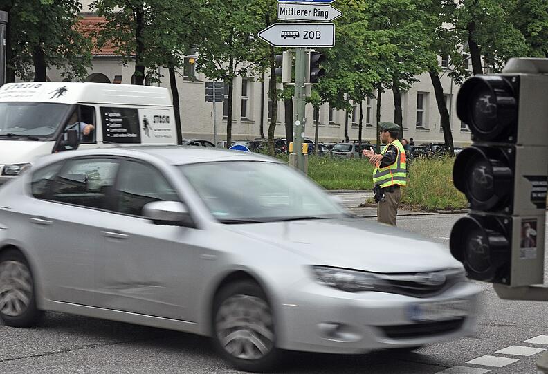 Blitze legen die Ampeln lahm: Ein heftiges Gewitter hat am Montagmorgen in München teils für Chaos im Berufsverkehr gesorgt. Die Polizei musste den Verkehr regeln.