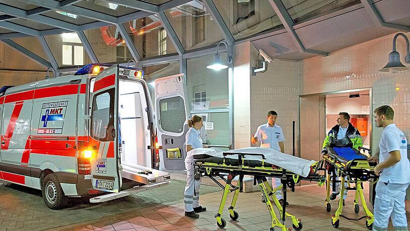 Rettungskräfte vor einer Notaufnahme in München. Künftig sollen weniger Kliniken eine haben.