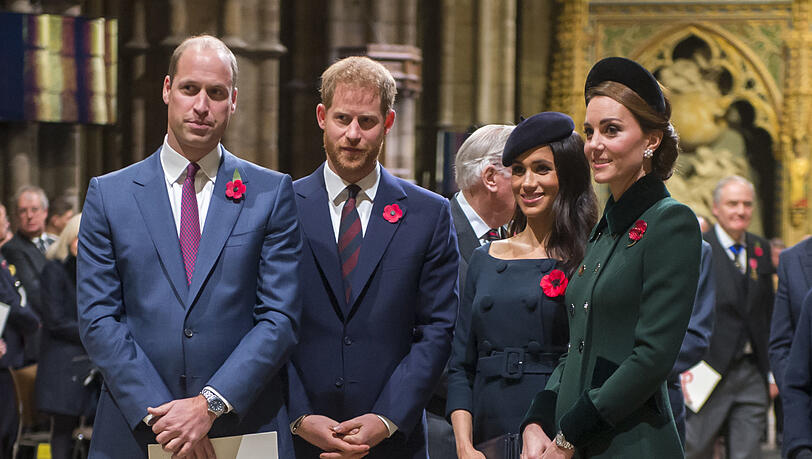 Die Brüder William (l.) und Harry mit Meghan (2.v.r.) und Kate.