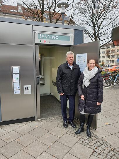 Dieter Reiter und Rosemarie Hingerl am Partnachplatz.