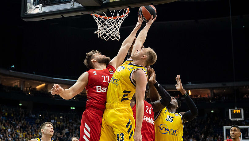 Lufthoheit? Bayerns Danilo Barthel beim Kräftemessen in der Euroleague gegen Alba Berlins Luke Sikma. Lufthoheit? Bayerns Danilo Barthel beim Kräftemessen in der Euroleague gegen Alba Berlins Luke Sikma.