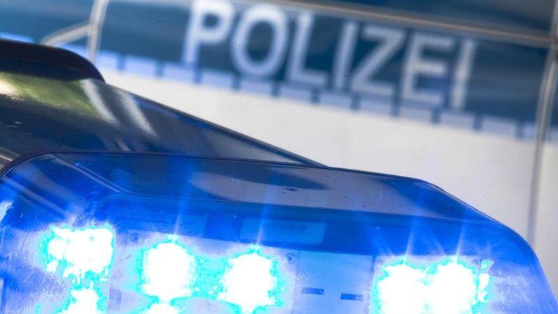 Ein Blaulicht auf dem Dach eines Polizeiwagens. (Archivbild)