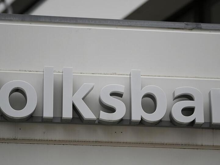 Der Schriftzug Volksbank ist an einer Hauswand zu sehen. Foto: Patrick Seeger/Archiv