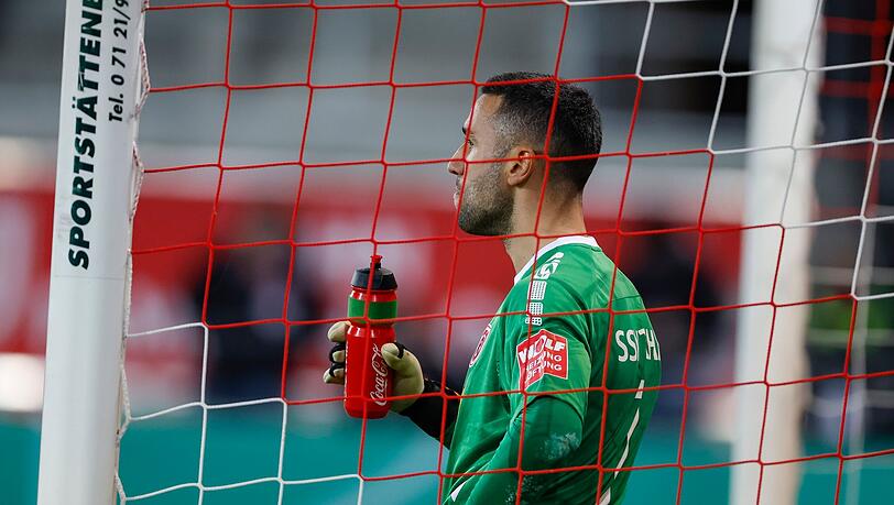 Der Regensburger Torhüter Dejan Stojanovic reagiert nach dem 0:3.