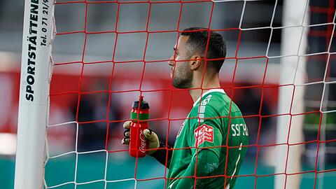 Der Regensburger Torhüter Dejan Stojanovic reagiert nach dem 0:3.