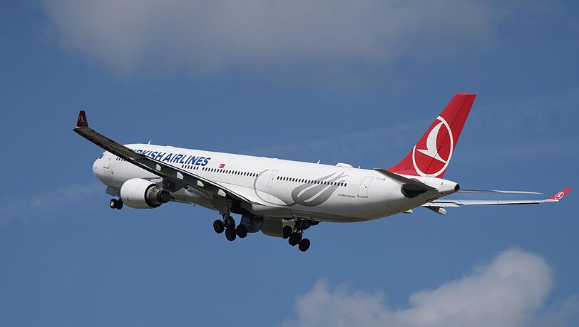 Eine Maschine von Turkish Airlines musste in Barcelona wegen einer "Gefahr an Bord" notlanden. (Archiv-Bild) Eine Maschine von Turkish Airlines musste in Barcelona wegen einer "Gefahr an Bord" notlanden. (Archiv-Bild)