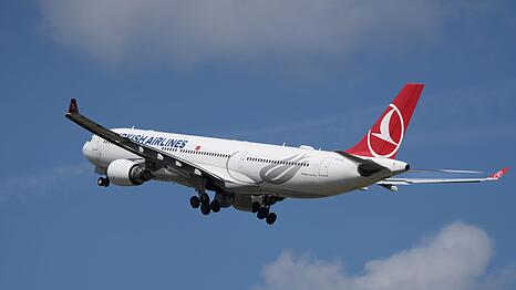 Eine Maschine von Turkish Airlines musste in Barcelona wegen einer "Gefahr an Bord" notlanden. (Archiv-Bild)