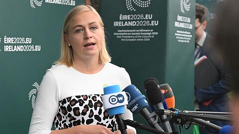 Die finnische Au&szlig;enministerin Elina Valtonen fordert am Rande des EU-Au&szlig;enministertreffens in Irland, den Druck auf Moskau zu erh&ouml;hen.