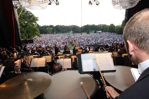 Beim zweiten Klassik Open Air im Nürnberger Luitpoldhain werden am Samstag wieder über 40.000 Zuhörer erwartet.