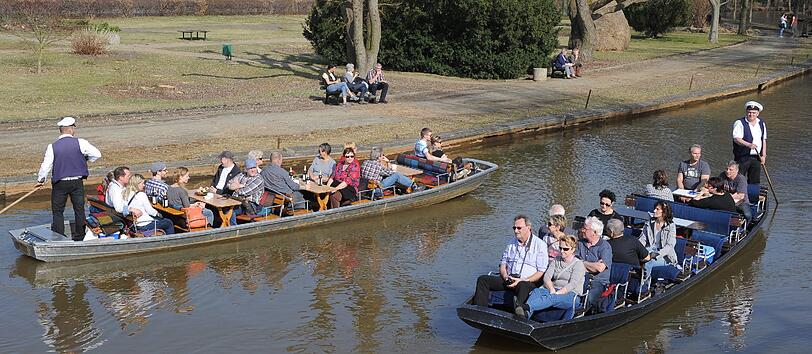 Im Spreewald brechen wieder zahlreiche Ausflügler zu einer Kahnfahrt auf.