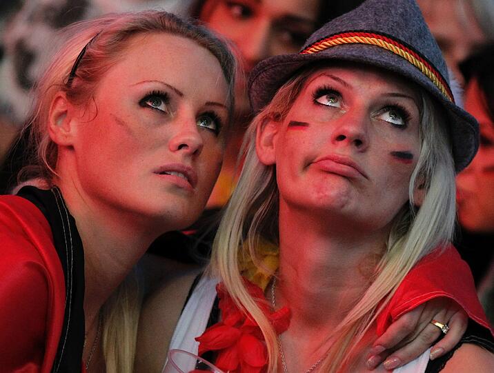 Tränen, Trauer, Tragik: Nach dem Halbfinal-K.o. gegen Italien können es viele Fans nicht fassen, dass der Traum vom EM-Titel vorbei ist. Die Bilder