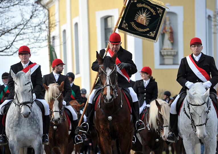 Auch in Westhausen in Baden-Würtemberg beginnt die Silvester-Zeremonie bereits am Tag. Reiter ziehen mit ihren Pferden am 31.12 beim traditionellen Silvester-Ritt an der Silvesterkapelle vorbei.