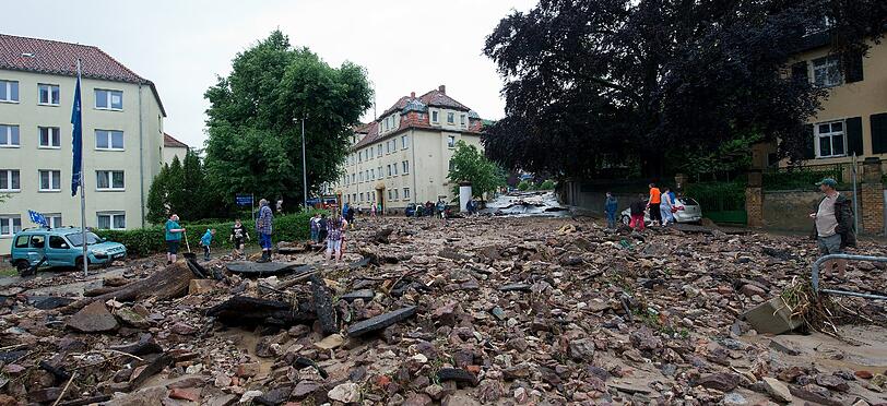 In Meißen und Dresden verwüsteten Schlammlawinen mehrere Straßen und machten sie unpassierbar. Sehen Sie hier die Bilder der Schlammverwüstung.