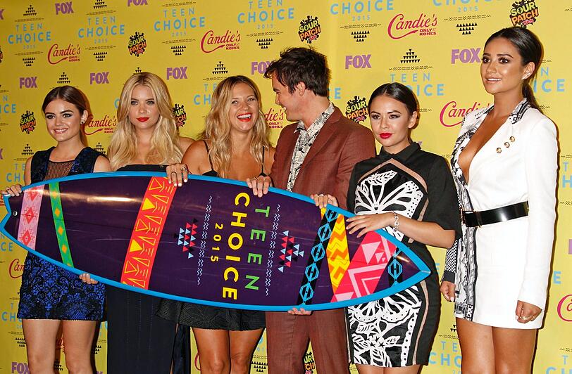 Lucy Hale, Ashley Benson, Vanessa Ray, Ian Harding, Janel Parrish, und Shay Mitchell