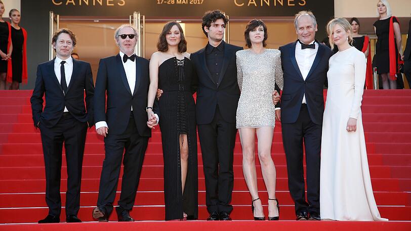 Schauspieler Mathieu Amalric (l-r), Regisseur Arnaud Desplechin und die Schauspieler Marion Cotillard, Louis Garrel, Charlotte Gainsbourg, Hippolyte Girardot und Alba Rohrwacher