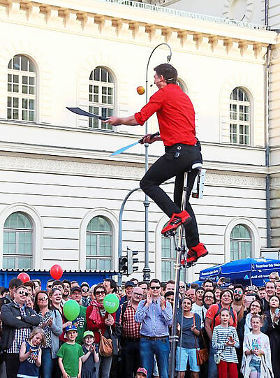 Sattelfest: ein Jongleur.
