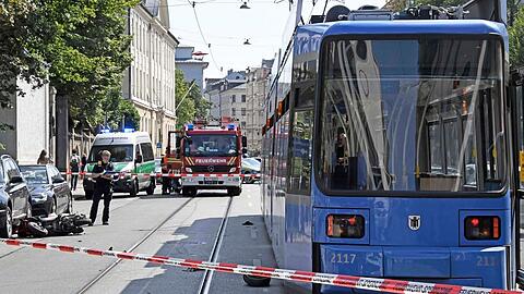 Am Freitagnachmittag kollidiert ein Roller-Fahrer mit einer Tram-Bahn und erliegt im Krankenhaus seinen Verletzungen.