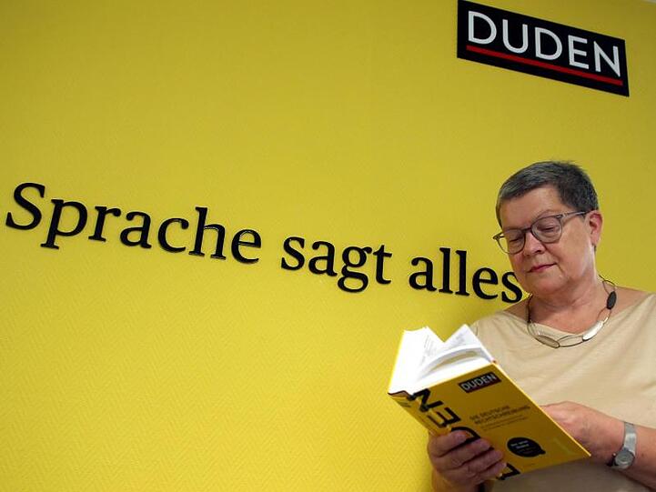 Redaktionsleiterin Kathrin Kunkel-Razum mit dem neuen Duden.