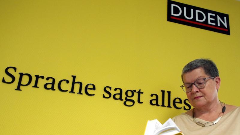 Redaktionsleiterin Kathrin Kunkel-Razum mit dem neuen Duden. Redaktionsleiterin Kathrin Kunkel-Razum mit dem neuen Duden.