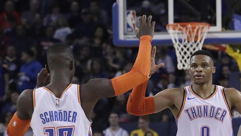 Russell Westbrook (M) klatscht mit Dennis Schröder ab. Beide holten 30 Zähler für Oklahoma im Spiel gegen Charlotte. Russell Westbrook (M) klatscht mit Dennis Schröder ab. Beide holten 30 Zähler für Oklahoma im Spiel gegen Charlotte.