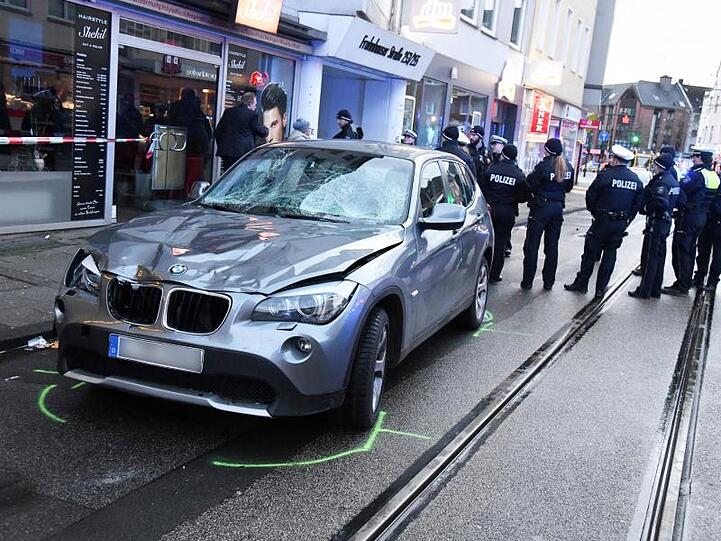 Der Pkw der Seniorin nahe der Unfallstelle in Essen.