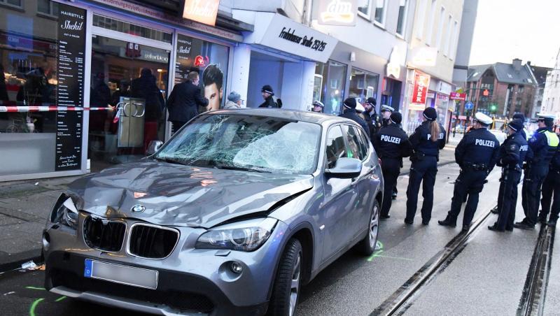 Der Pkw der Seniorin nahe der Unfallstelle in Essen. Der Pkw der Seniorin nahe der Unfallstelle in Essen.