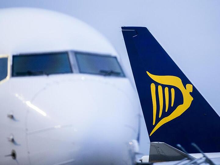 Die neue, europaweit eingeführte Regel der Ryanair sieht vor, dass Passagiere im Standardtarif nur noch ein kleines Handgepäckstück kostenlos mit in die Kabine nehmen dürfen.