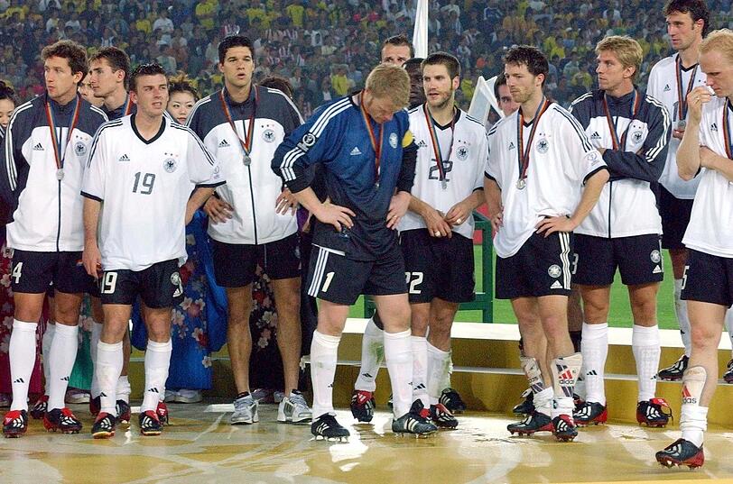 "Ein Kahn lässt sich nicht trösten. Er muss da letztlich allein durch", sagt DFB-Teamchef Rudi Völler über den traurigen Torhüter (M.).