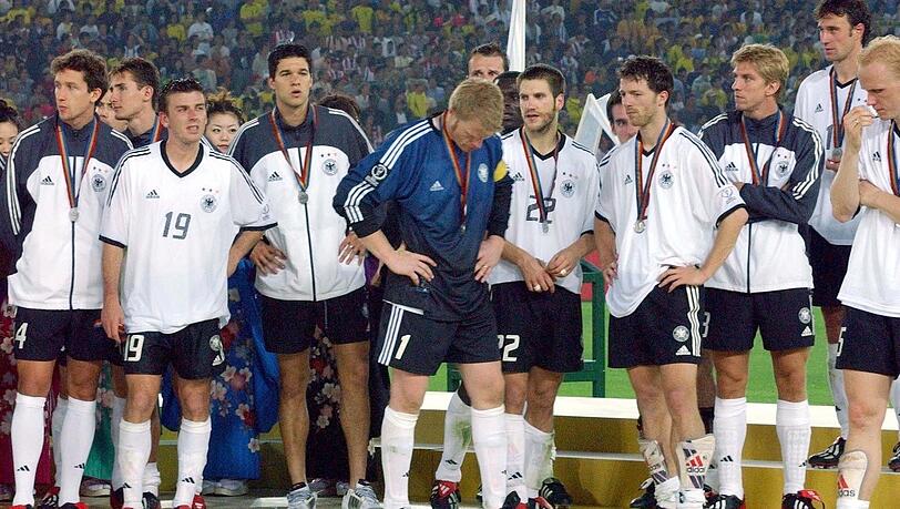 "Ein Kahn lässt sich nicht trösten. Er muss da letztlich allein durch", sagt DFB-Teamchef Rudi Völler über den traurigen Torhüter (M.). "Ein Kahn lässt sich nicht trösten. Er muss da letztlich allein durch", sagt DFB-Teamchef Rudi Völler über den traurigen Torhüter (M.).